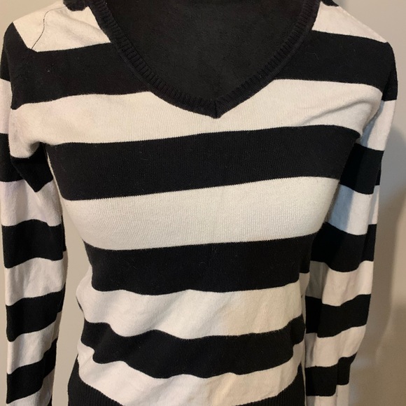 Sweaters - Striped V-Neck Sweater - Black and White
First B